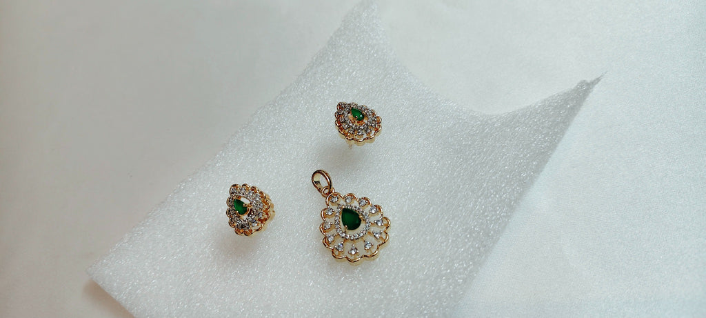 Isadora Verdant Pendant & Earring Set – real photo 2