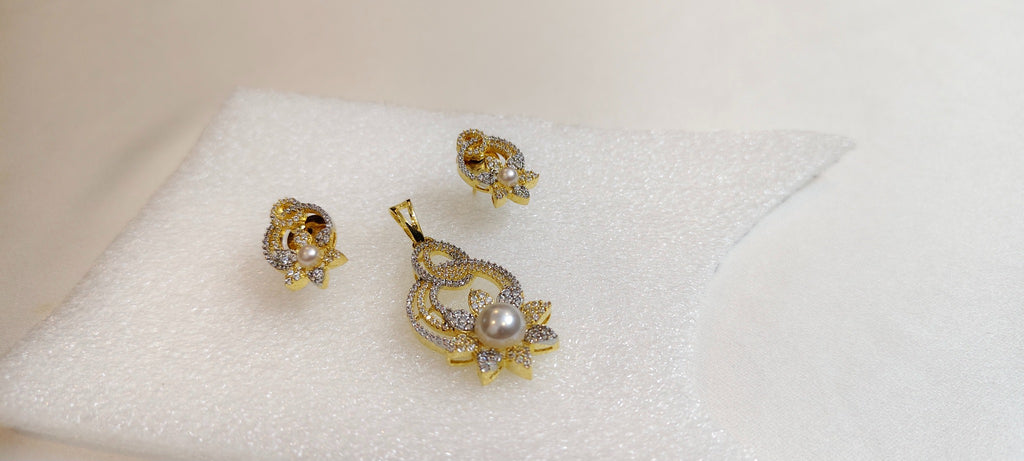Odette Pearl Bloom Pendant & Earring Set – real photo 4