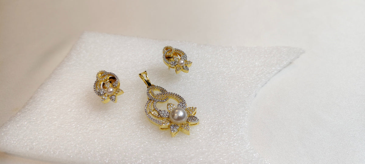 Odette Pearl Bloom Pendant & Earring Set – real photo 4