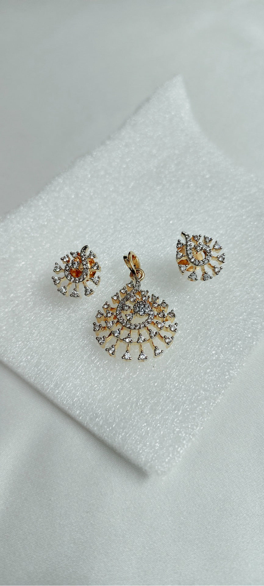 Mayura Radiance Pendant & Earring Set – real photo 5