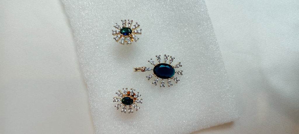 Nila Starburst Pendant & Earring Set – real photo 5