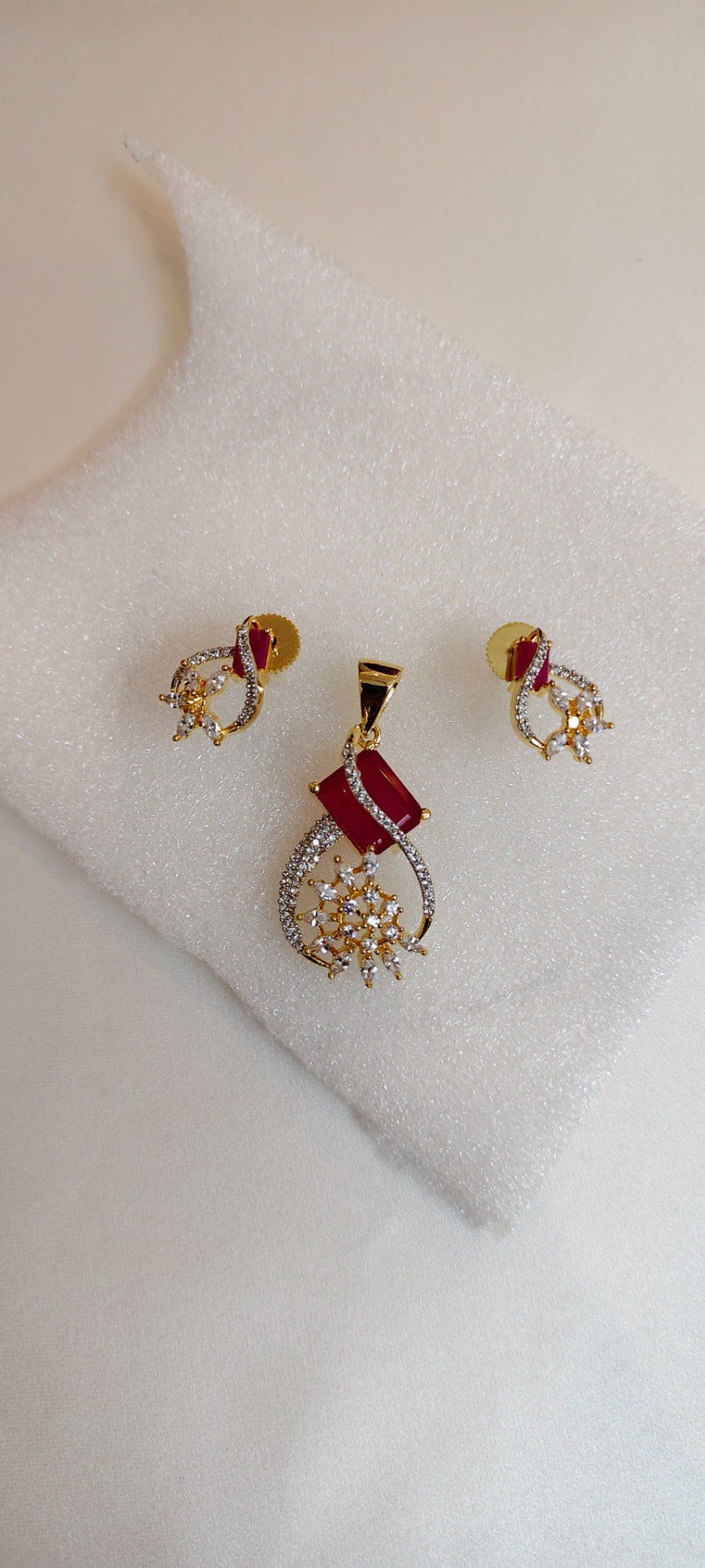 Rubelle Serenade Pendant & Stud Set – real photo 4